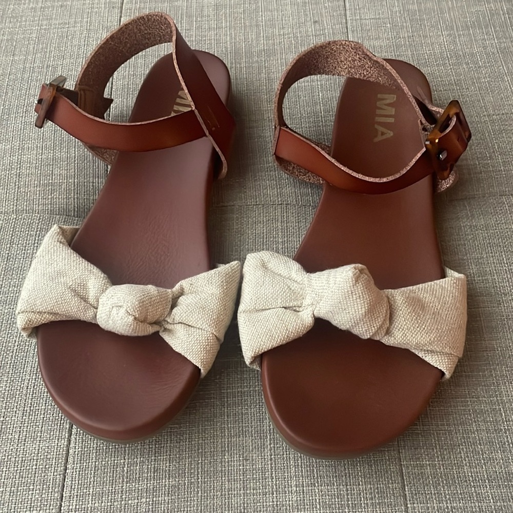 Mia Addilynn Top Knot Sandals. Size 6